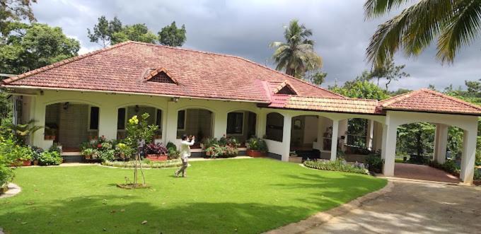 Emerald Castle Villa Madikeri Buitenkant foto