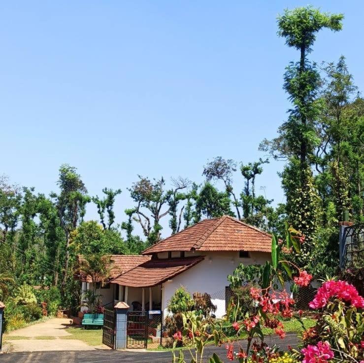 Emerald Castle Villa Madikeri Buitenkant foto